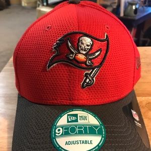 ONE BRAND NEW OFFICIALLY LICENSED NFL TAMPA BAY BUCCANEERS HAT/CAP CTM12